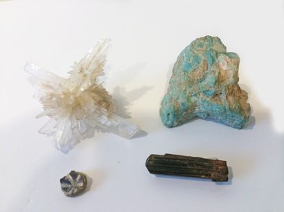 null Lot de quatre petits minéraux: jolie petite TURQUOISE (5 cm) de Montebras, Creuse,...