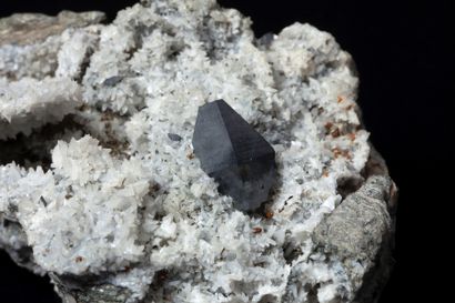 null Exceptionnelle ANATASE sur gangue: un élégant cristal biterminé dipyramidal...