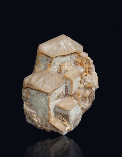 null Très élégante et extraordinaire CALCITE beige étagée dite «village accolé à...