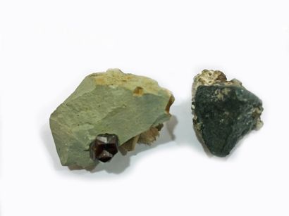 null Deux pièces anciennes: tétraèdre de TENNANTITE de 20 mm d'arête (3 cm) de Kupferberg,...