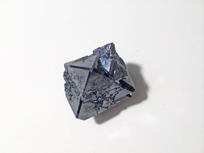 null CUPRITE: joli octaèdre flottant foncé et brillant (27 mm arête) de la mine Rubtsovskoe,...
