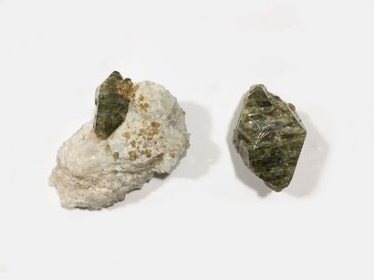 null Deux DIOPSIDES de Soroya, Finnmark, Norvège: un joli cristal biterminé et maclé...