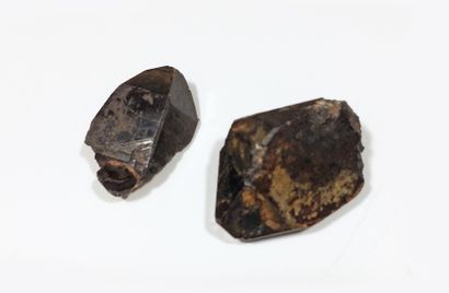 null GADOLINITE: deux cristaux terminés flottants (2 et 2,2 cm) de Iveland, Norvège.

GADOLINITE...