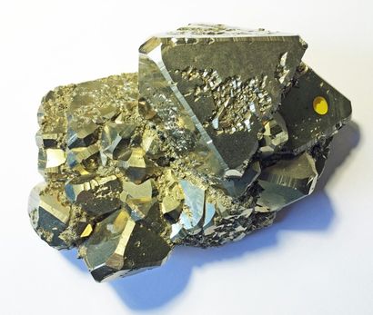 null Très jolie PYRITE de Huanzala, Pérou: groupe flottant d'octaèdres brillants...