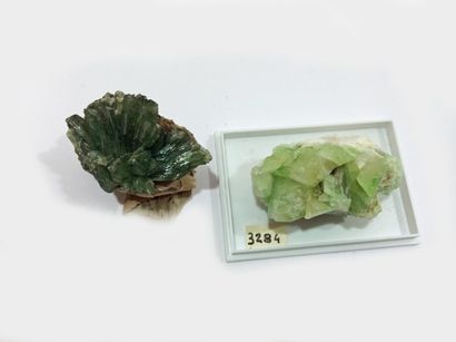 null Lot de trois rares et jolis petits PHOSPHATES: AUGELITE verte (4 cm) de la mine...