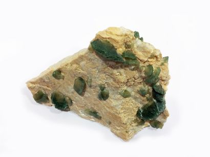 null Lot de trois minéraux: cristaux lenticulaires verts d'Hydroxyl-APATITE sur gangue,...