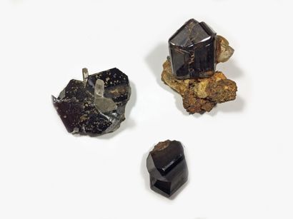 null Lot de quatre jolies CASSITERITES de Viloco, Bolivie: cristal maclé flottant...