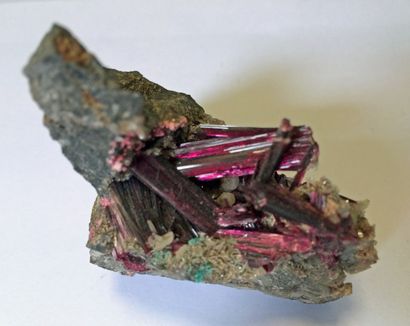 null Jolie petite ERYTHRINE de Bou Azzer, Maroc (10 cm): belle gerbe de cristaux...