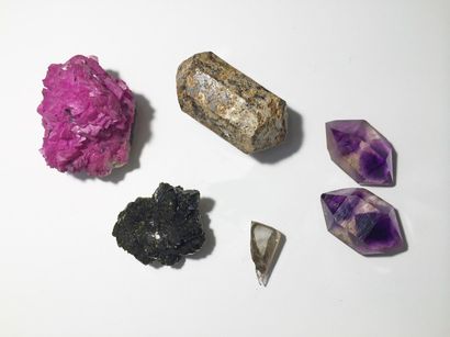 null Six pièces du Maroc: cristal isolé biterminé (5 cm) de VESUVIANITE et cristaux...