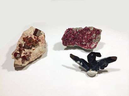 null Lot de trois minéraux du Maroc: ROSELITE sur gangue (7 cm) de Bou Azzer; VANADINITE...