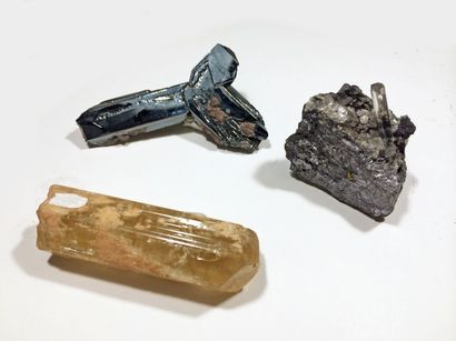 null Trois jolis minéraux du Maroc: cristaux brillants épais d'HEMATITE de Nador...