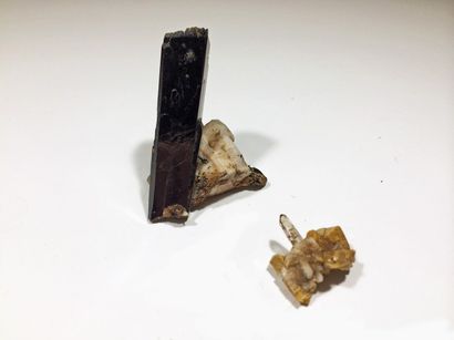 null Quatre minéraux du Mt. Malosa, Malawi: cristal terminé d'AEGYRINE sur orthose...