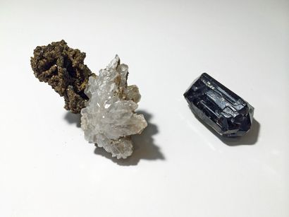 null Lot de deux minéraux. CERUSITE maclée et DESCLOIZITE (6 cm) de Tsumeb, Namibie;...