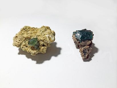 null Lot de deux minéraux: Joli cristal de grenat var. ANDRADITE vert brillant (12...