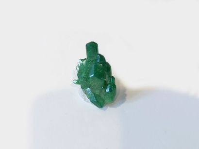 null Jolie petite VESUVIANITE vert vif (2 cm): cristaux gemmes bien formés,couleur...