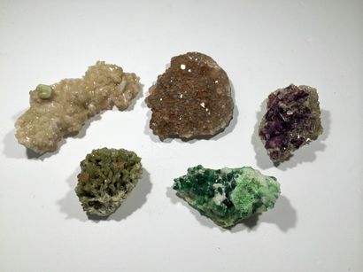 null Systématique (6 pièces) de Jeffrey Mine, Asbestos, Québec: aggrégat de cristaux...