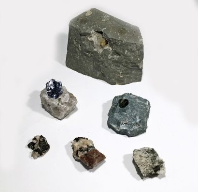 null Systématique (6 pièces) du Québec: cristal isolé de WELOGANITE (1 cm) dans une...