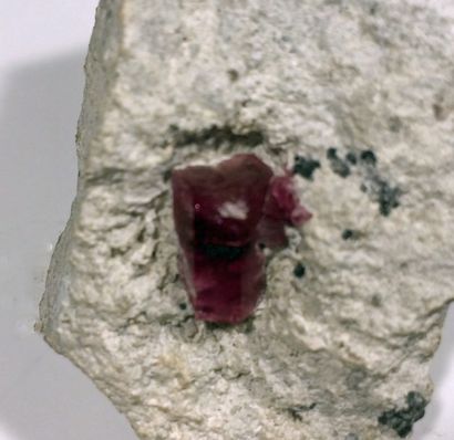 null Deux minéraux de l'Utah, USA: joli cristal isolé (1 cm) de BIXBYITE sur gangue...