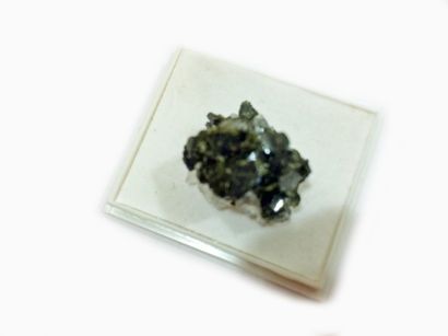 null Lot de quatre petits minéraux alpins français: QUARTZ chlorité (6,5 cm) de l'Oisans;...