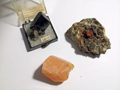 null Lot de trois petits minéraux US: cristal d'EPIDOTE maclé, isolé et biterminé...