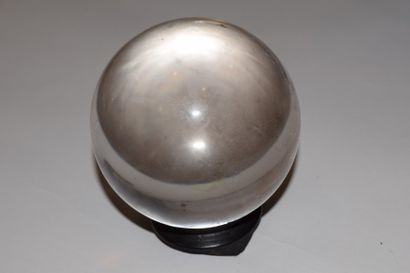 null Jolie boule polie (diamètre 10 cm) en cristal de roche

A fine polished clear...