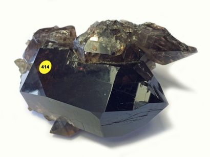 null Joli QUARTZ MORION: groupe de cristaux, dont un cristal principal gemme biterminé...