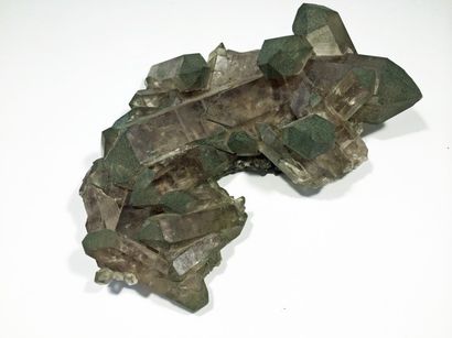 null Joli groupe de QUARTZ légèrement fumé à pointes chloriteuses, provenant de la...