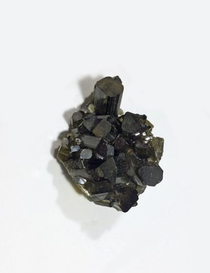 null Très jolie VESUVIANITE: petit groupe de cristaux prismatiques terminés, gemmes,...