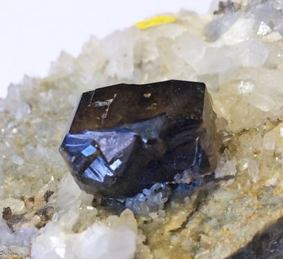 null Belle CASSITERITE: très joli cristal isolé, quasi gemme, brun et brillant (2...