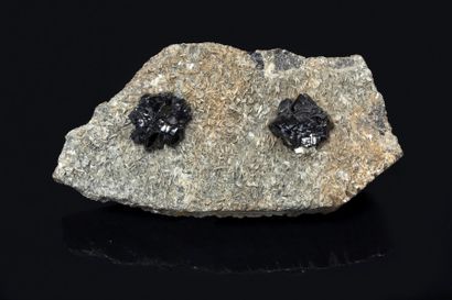 null Exceptionnelle CASSITERITE sur Muscovite: deux cristaux maclés polyformes noirs...