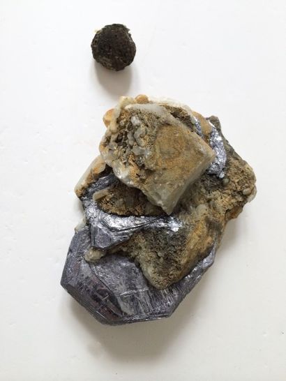 null Lot de deux minéraux de la province du Hunan: un cristal sphéroïdal isolé, brillant...