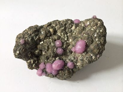 null Elégante CALCITE cobaltifère cristallisée en boules violettes (1 cm) sur gangue...
