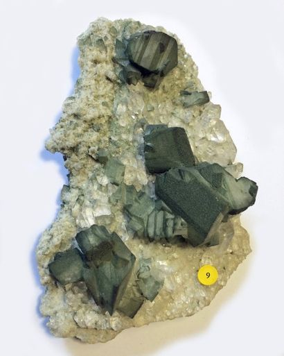 null Très jolie ADULAIRE chloritée sur cristaux de QUARTZ qualité gemme: cristaux...