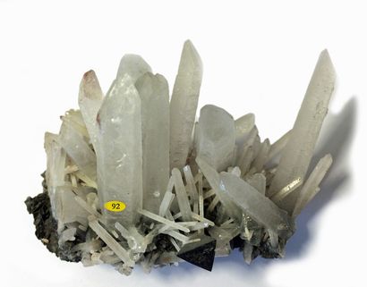 null Très jolie HELVITE ET QUARTZ: parfait tétraèdre brillant de helvite (18 mm d'arête)...