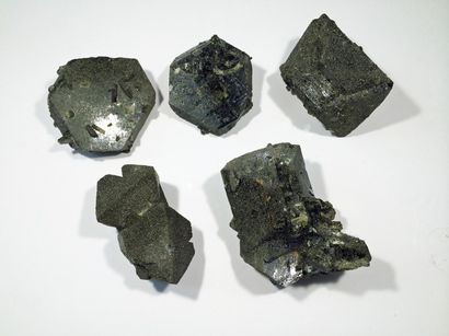 null Lot de cinq remarquables cristaux flottants d'EPIDOTE vert foncé (8 à 10 cm)...