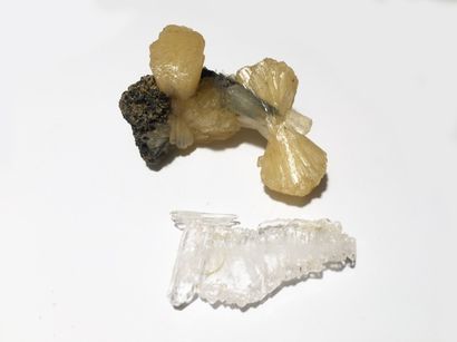null Lot de 3 minéraux: jolies stalactites de QUARTZ portant des cristaux de STlLBITE...