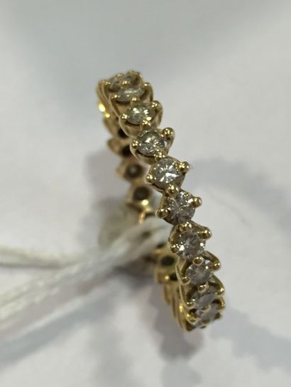 null Alliance en or jaune 18K (750) sertie de diamants taillés en brillant.

Tour...