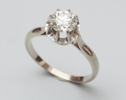 null Bague en or gris 18K (750) ornée d'un diamant demi-taille.

Poids du diamant...