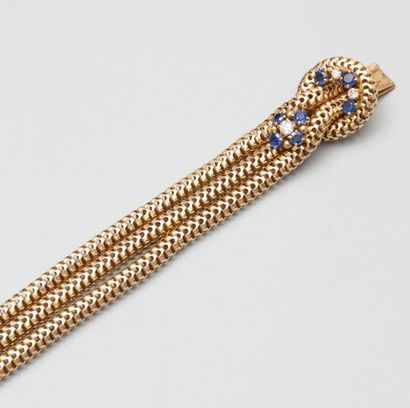 null Bracelet en or jaune 18K (750) à trois joncs souples et agrafes sertis de diamants...