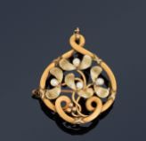 null Broche piriforme en or jaune 18K (750) à décor de feuilles de gui ornées de...