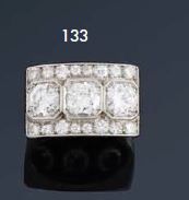 null Bague de genre chevalière en platine (950) ornée de trois diamants taillés en...