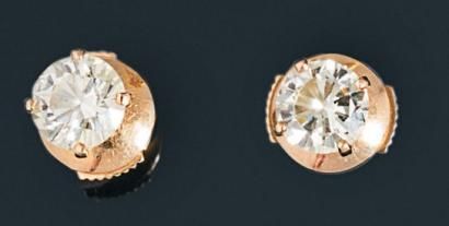 null Paire de boutons d'oreilles en or jaune 18K (750) ornés chacun d'un diamant...