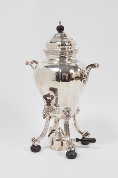 null Fontaine à thé et sa lampe en argent, de forme balustre, posant sur quatre pieds...