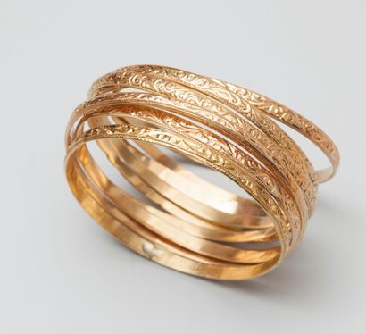 Neuf bracelets demi-jonc rigides en or jaune...