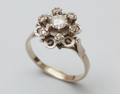 null Bague polylobée en or gris 18K (750) ornée d'un diamant taillé en brillant ,...