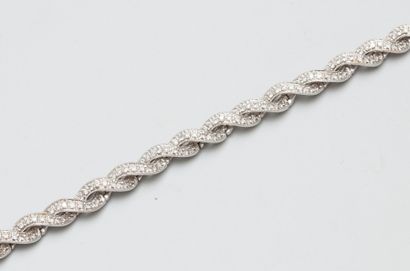null Bracelet souple en or gris 18K (750) formé d'une torsade sertie de diamants...