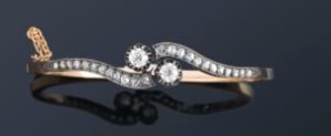 null Bracelet croisé rigide ouvrant en or jaune et or noirci 18K (750) orné de diamant...