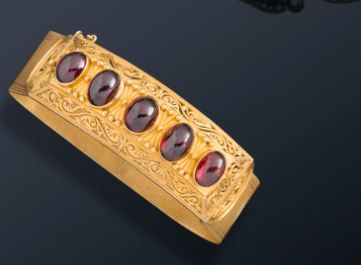 null Bracelet en or jaune 18K (750) formé d'un ruban souple, dans sa partie supérieure...