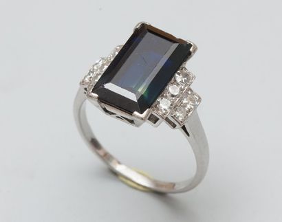 null Bague à gradin en platine ornée d'un saphir rectangulaire épaulé de dix diamants...