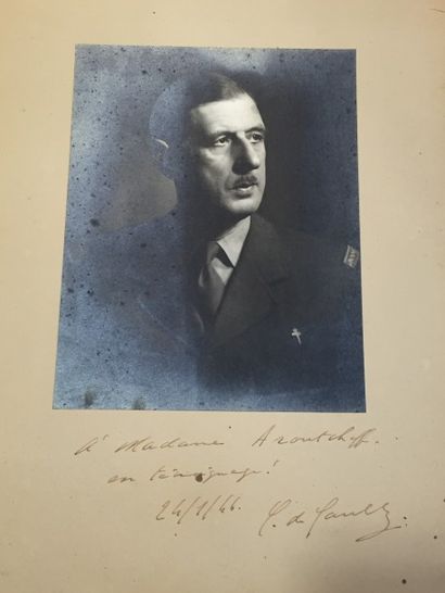 DE GAULLE 

Photographie signée FAYER en bas à gauche avec dédicace du Général "A...